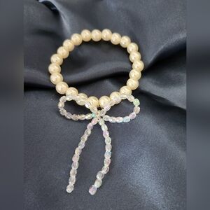 Bracelet with shiny bow